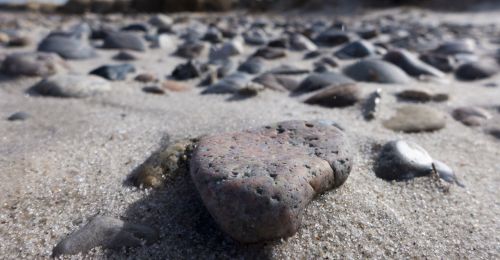 Nahaufnahme von Steinen am Strand