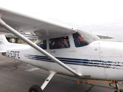 Frau S. im Flugzeug vor dem Abflug