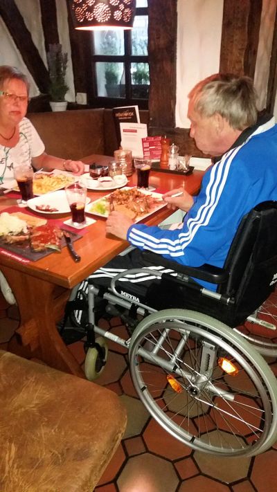 Herr J. mit seiner Schwester beim Essen im Steakhouse